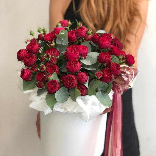 кустовая роза в коробке