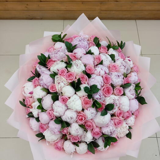 Букет из 51 пиона с розой и рускусом 🌼🌼🌼