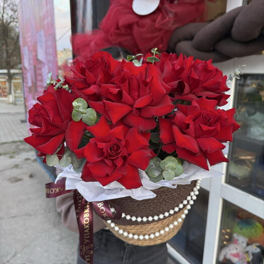 Корзина с ажурными красными розами
