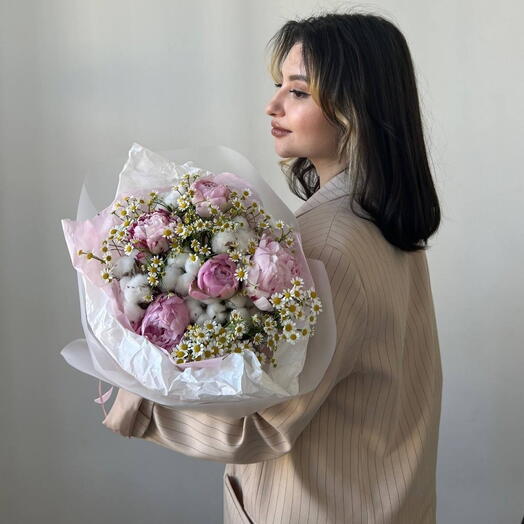 хлопковый рай: букет с пионами, хлопком и ромашкой