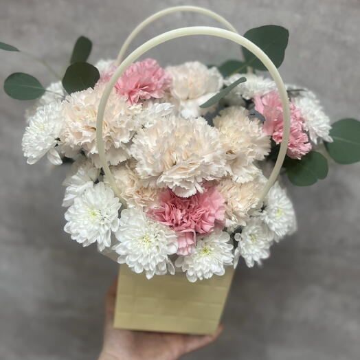 композиция из диантусов и кустовых хризантем