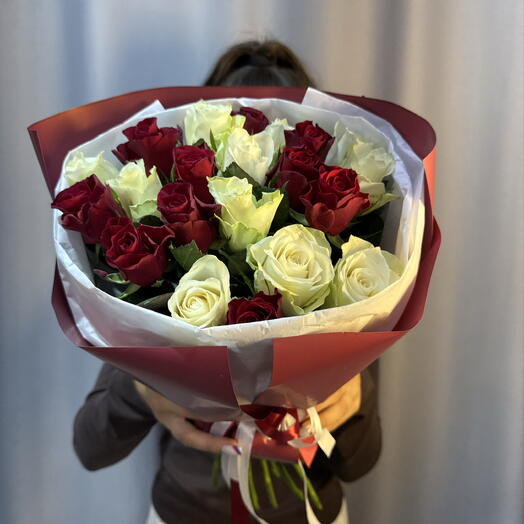 Микс красных и белых роз