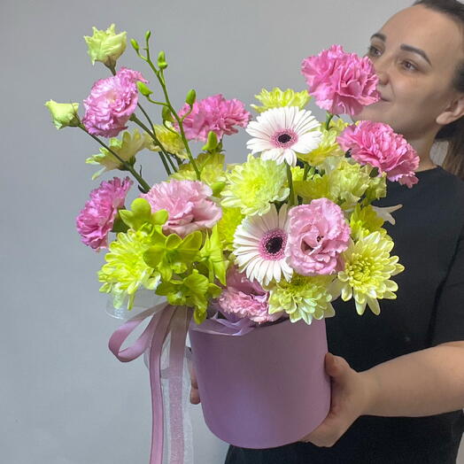 Шикарная дофаминовая коробка с герберами, орхидеей и лизиантусом