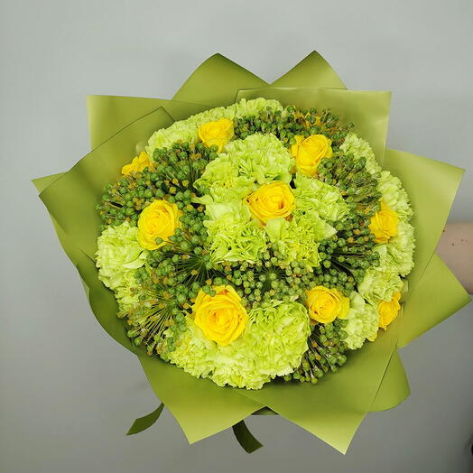 Зеленые гвоздики с розами - 29 шт