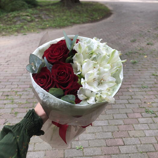 Букет с красными розами и альстромерией