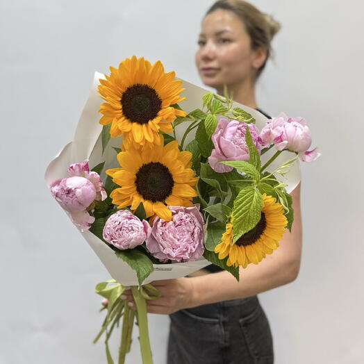 Летний, авторский букет с пионами и подсолнухом 🌼🌸🍀