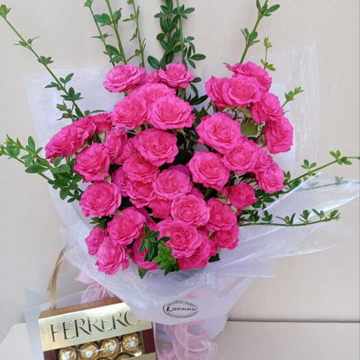 Luxury pink roses bouquet with Fererro Roshen