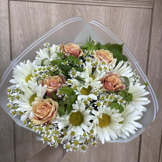 Букет из ромашек и розы