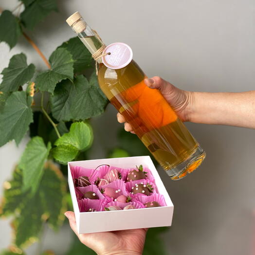 WINE AND STRAWBERRIES, клубника в шоколаде и домашнее вино