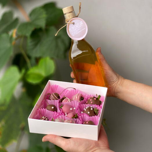 WINE AND STRAWBERRIES, клубника в шоколаде и домашнее белое вино