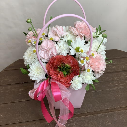 Сказка🌸🩷
Композиция с хризантемой, диантусами и пионовидной розой