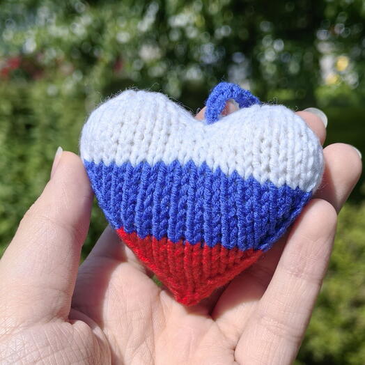 Вязаный брелок сердечко Россия