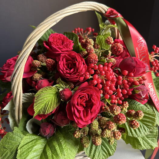 Корзина роз с ягодами