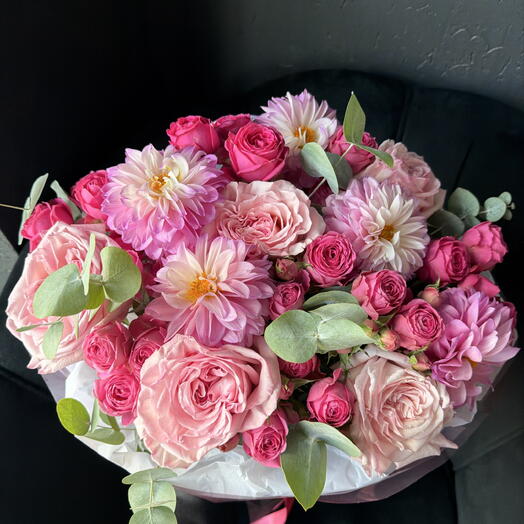 Авторский букет с пионовидными парфюмированными розами, георгинами и кустовыми пионовидными розами