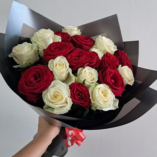 Букет из белых и красных роз в брутальном оформлении.🌹