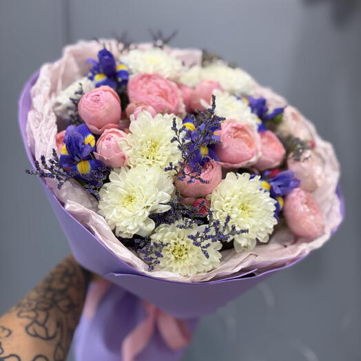 Милый букет с ирисами и пионовидными розами 🩷🌸
