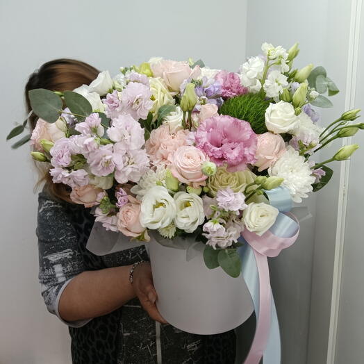 Композиция в шляпной коробочке маттиола, эустома, роза пионовидная кустовая, диантус, эвкалипт