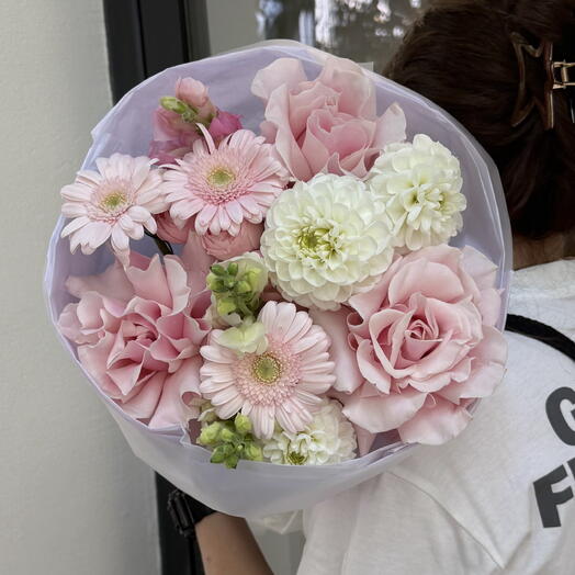 Soft pink mix with roses and gerbera