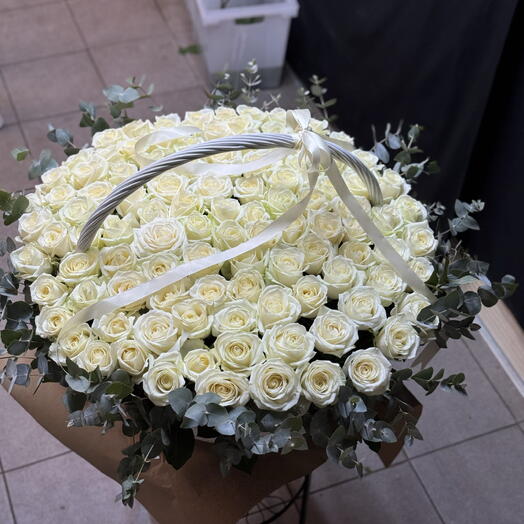 101 белая Роза в корзине 🌹