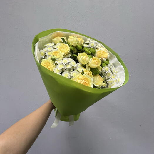 Букет с желтой кустовой розой и хризантемой
