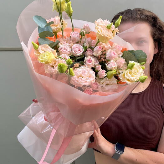 Букет с кустовой розой Полина с Эвкалиптом и Эустомой + сладкий подарок 🎁
