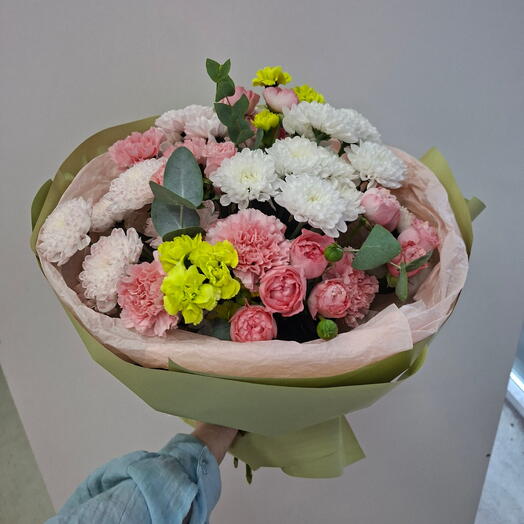 Пышный стойкий букет с кустовыми розами
