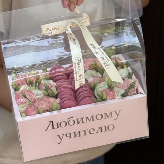 Бокс «Любимому Учителю» с сезонными цветами и макарунс от «Флора Маркет»