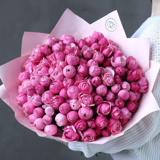 Букет из 35 розовых кустовых пионовидных роз Silva Pink в розовой упаковке