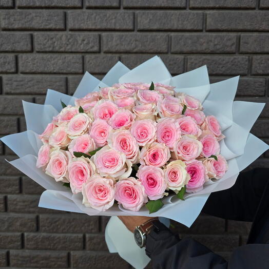 59 розовых пионовидных роз