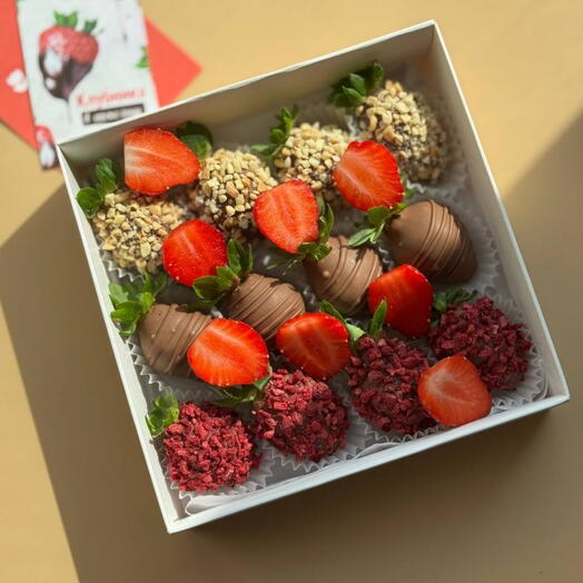 Клубника в шоколаде 12 штук с кусочками клубники подарок девушке, подруге