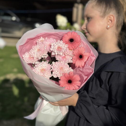 Букет с герберами и хризантемой