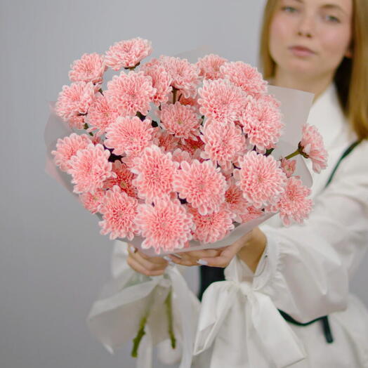 Букет - комплимент коралловые хризантемы