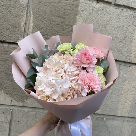 Букетик «В оттенках заботы» 💕с гортензией и диантусами
