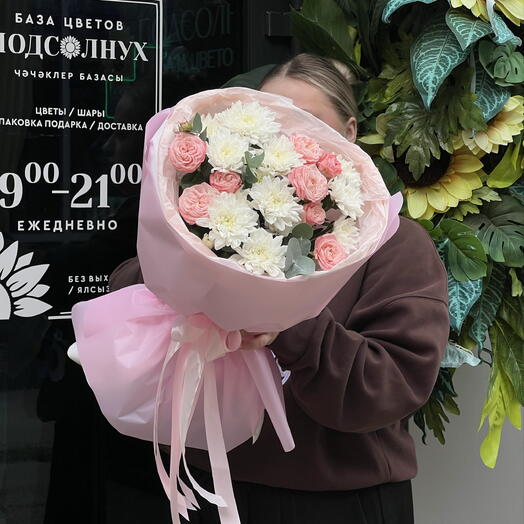 Букет с кустовой розой и хризантемой