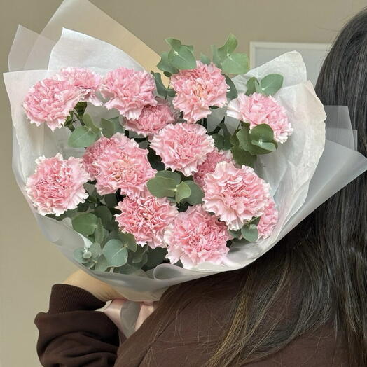 15 розовых диантусов с эвкалиптом