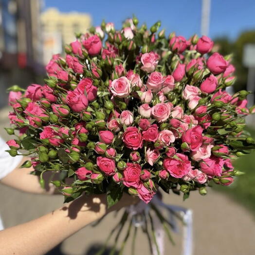 Букет из кустовых роз под ленту