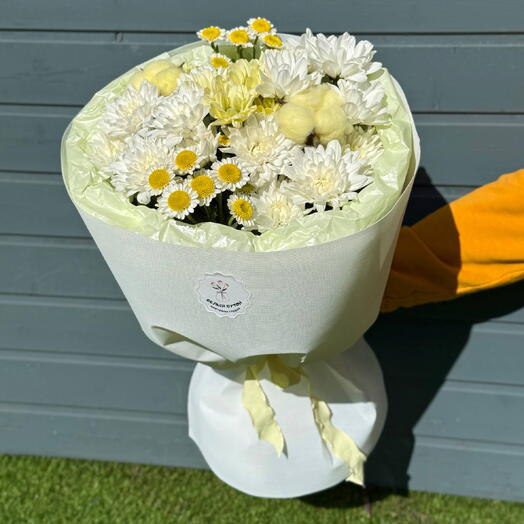 Круглый букет из хризантем и хлопка🌼🤍
