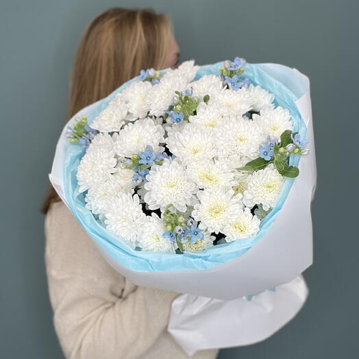Нежный букет белые хризантемы голубой оксипеталум стильный подарок💙