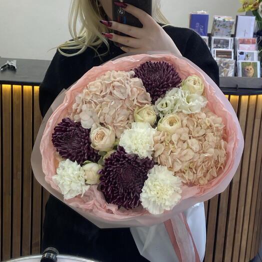 Букет «Бархатный сезон» с хризантемой бигуди, гортензией, диантусами и кустовой пион розой