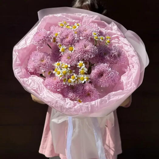 Букет из кустовых хризантем и матрикарии
