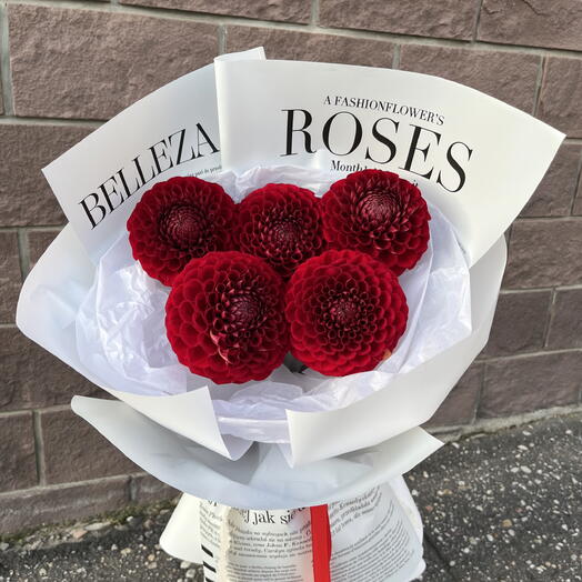 Букет из 5 красных георгин