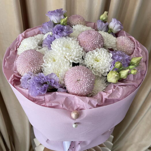 Микс хризантем и эустома в стильном оформлении 💜