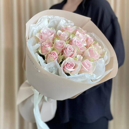 Букет из 15 роз в стильной упаковке 💖
