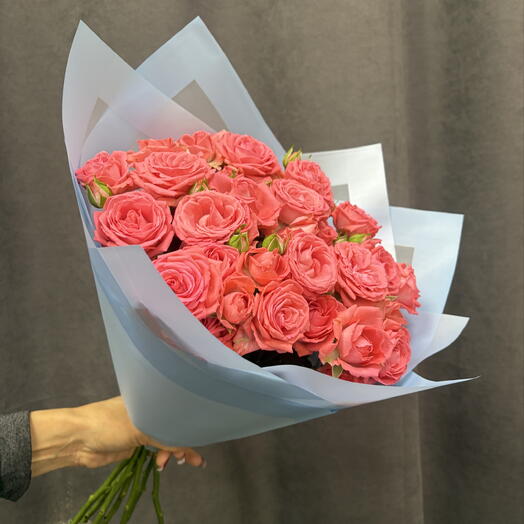 Букет из коралловых кустовых роз