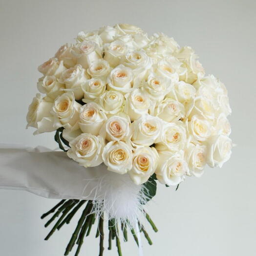 Монобукет из 51 белой розы «Кенди Лайт», Эквадор, 60 см