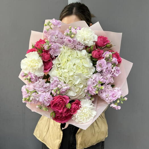 Яркий букет с кустовыми розами, маттиолой и гортензией 💝