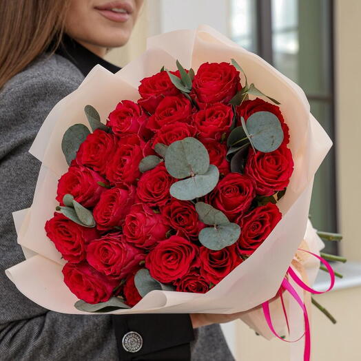 Малиновые розы с эвкалиптом (25шт, 40см)
