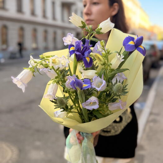 Букет из кампанулы и ирисов