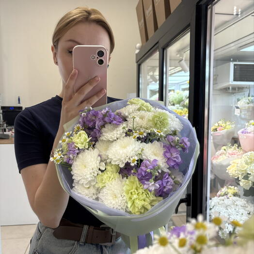 Букет с маттиолой, хризантемой и ромашкой