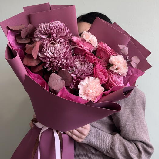 Букет из кустовых пионовидных роз, хризантемы бигуди и роз кантри блю💕🍂